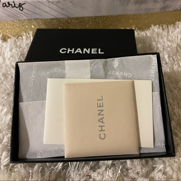 CHANEL - Picture 1 of 16